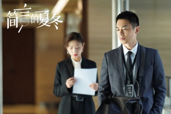 《简言的夏冬》演员万茜饰演商业调查师简言?万茜还有哪些作品?